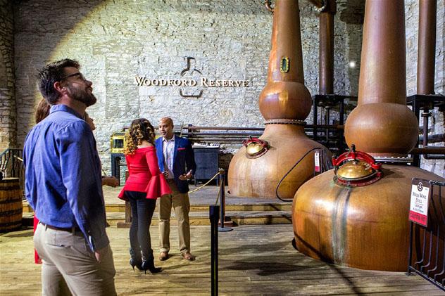 Los visitantes observan los destiladores de cobre de Woodford Reserve, Kentucky, costa este, EE UU © Sarah Jane Sanders / VisitLEX