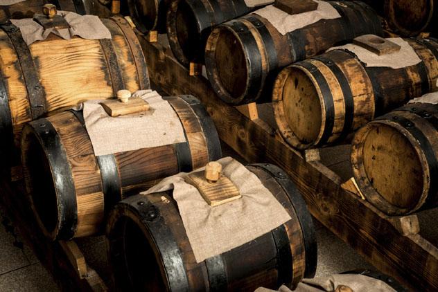 Barriles de distintos tamaños donde envejece el vinagre balsámico, Módena, Emilia-Romaña, Italia © tenzinsherab / Getty Images