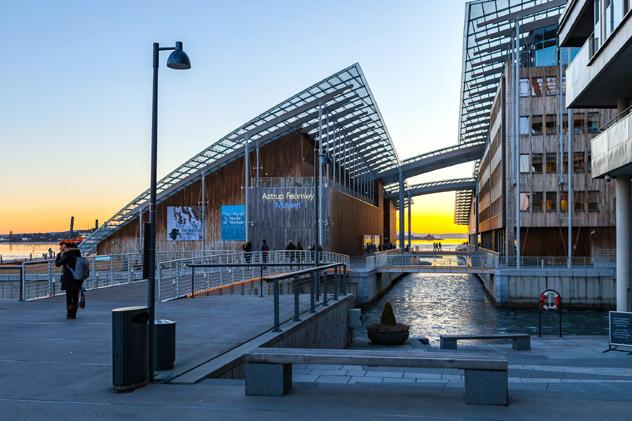 El Astrup Fearnley Museet, diseñado por Renzo Piano, en el barrio Tjuvholmen de Oslo, Noruega © yegorovnick / Shutterstock