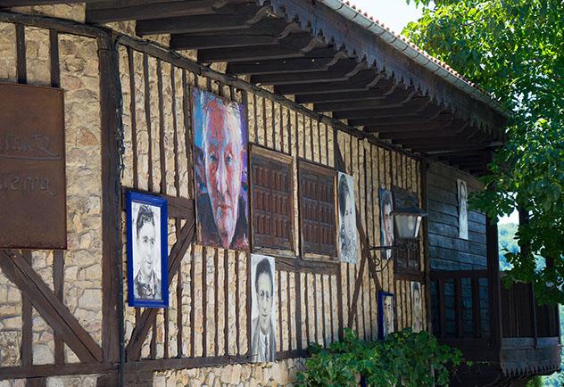 Retratos en las casas de Mogarraz, Salamanca, Castilla y León: ruta por el oeste de España