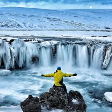 Viajero en las cataratas Godafoss, Islandia