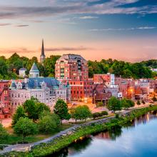 Augusta, Maine, EE.UU. en el horizonte del centro de la ciudad, en el río Kennebec.