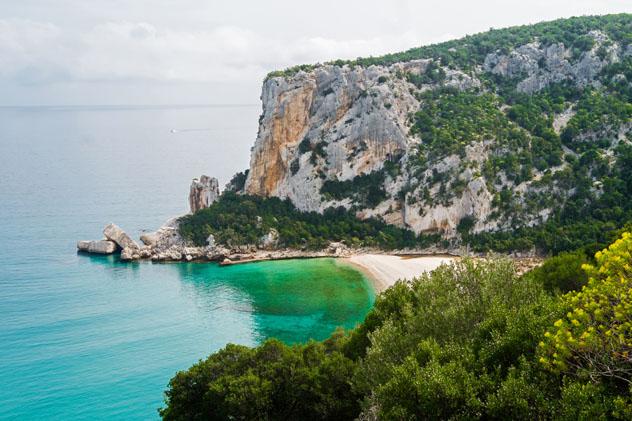 Playa en Cala Luna, Cerdeña © Elisa Locci / Shutterstock