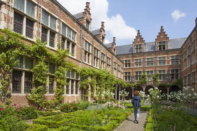Jardines del Plantin Moretus, Amberes, Bélgica © Kris Ubach