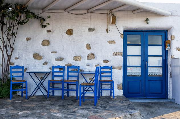 Pequeña taberna rústica a la espera de clientes en Ano Koufonisi, Koufonisia, Pequeñas Cícladas, islas griegas, Grecia © Konstantinos_K / iStock / Getty Images