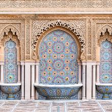 Fuente revestida de azulejos en la Mezquita de Hassan en Rabat, Marruecos.