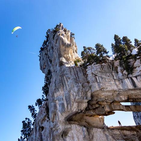 Doble arco de roca en las montañas Chartreuse, Saboya y Mont Blanc, Francia