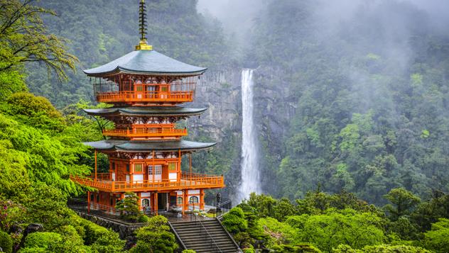 Nachi-no-taki, la cascada más alta de Japón (133 m) desciende junto a la pagoda del templo budista Seiganto-ji © Sean Pavone / Shutterstock