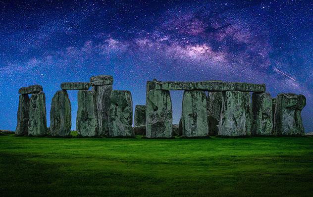 Cielo estrellado en Stonehenge, Inglaterra © Nuttawut Uttamaharad / Shutterstock
