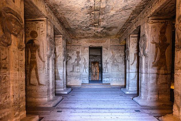 Descubrir los misterios del antiguo Egipto en templos tan mágicos como Abu Simbel, cerca de la frontera sur del país © Anton_Ivanov / Shutterstock