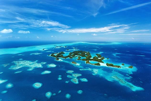 Vista aérea de islas tropicales desiertas, aguas turquesas y arrecifes de coral en Palaos, Micronesia © BlueOrange Studio / Shutterstock