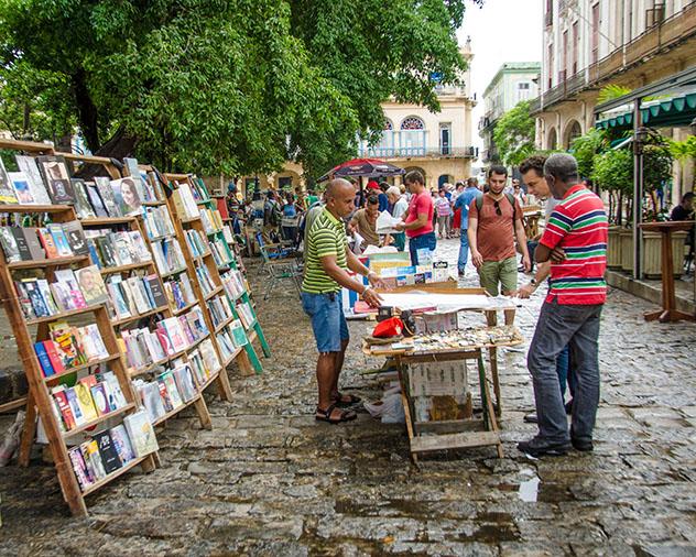 Comercio local en Plaza de Armas, La Habana, Cuba