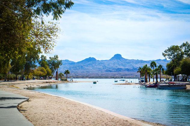 Formado por una presa del río Colorado, Lake Havasu es un destino popular entre los viajeros que buscan un respiro del calor del desierto, Arizona, EE UU © Cheri Alguire / Shutterstock
