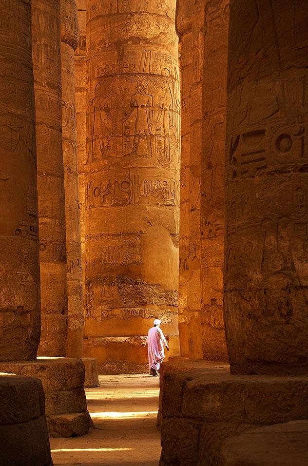 Perderse en el bosque de pilares en Karnak, uno de los recintos religiosos más grandes del mundo, Egipto © Pablo Charlón / Getty Images