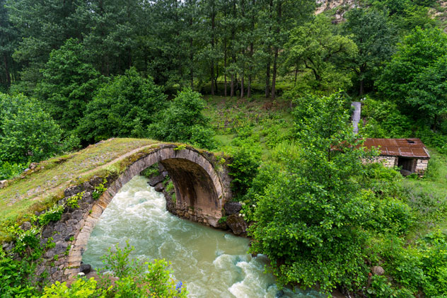 Vista de un puente de arco de tierras altas, Giresun