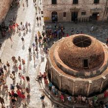 Gente alrededor de la fuente de Onofrio, en Dubrovnik
