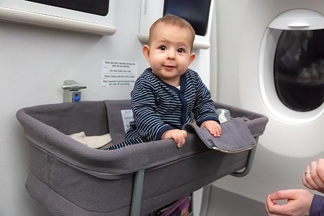 Asiento de avión y bebé