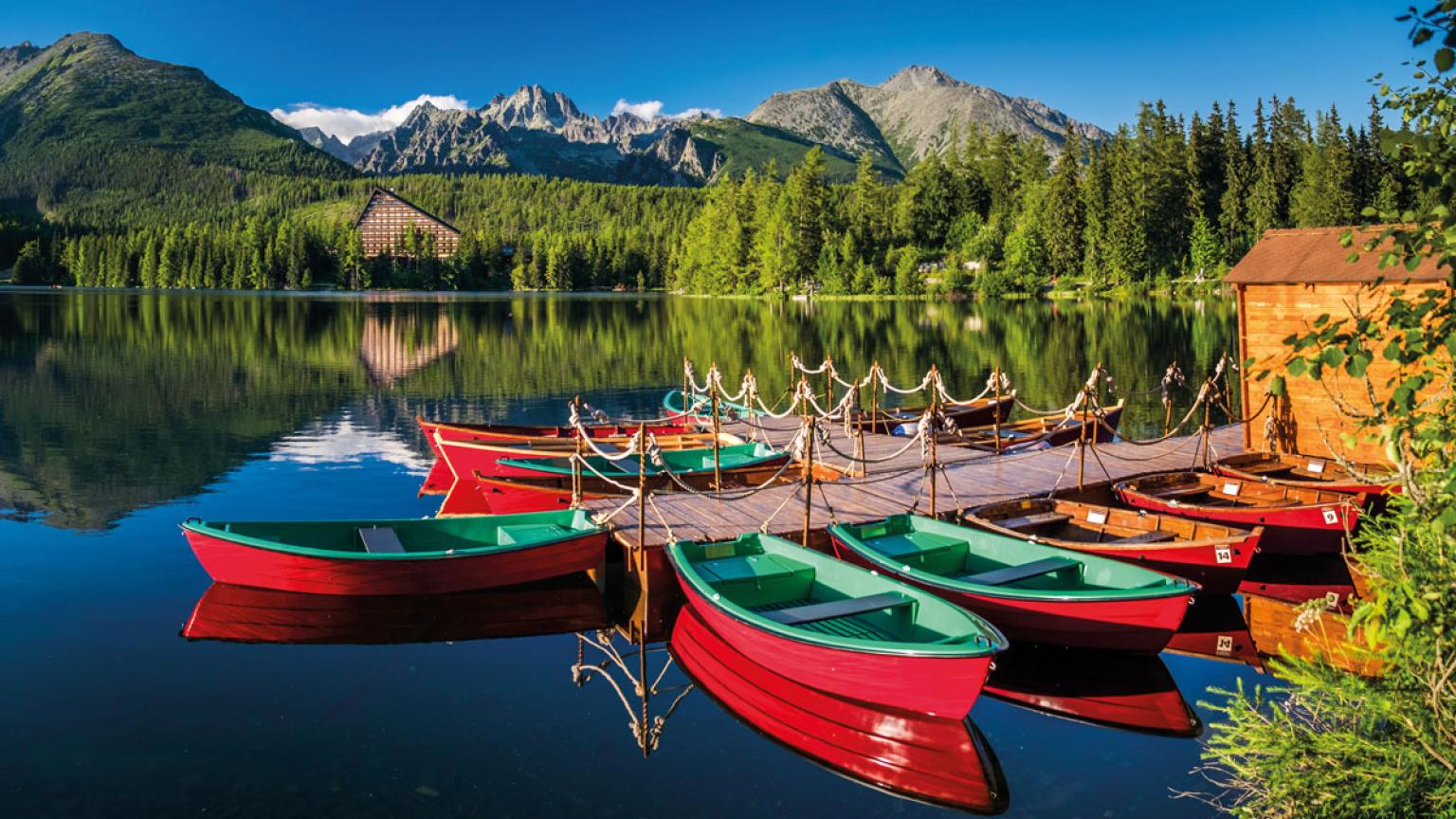 Aguas tranquilas en Štrbské Pleso, un balneario del Alto Tatra.