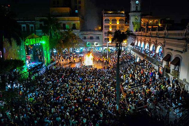 En la Quema del Mal Humor, en Veracruz, se quema un muñeco gigante, México © CanMex Photos / Flickr