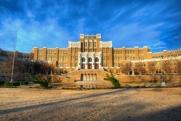 La Central High School de Little Rock fue escenario de feroces luchas por la desegregación en 1957, sur de EE UU © mnapoli / Shutterstock