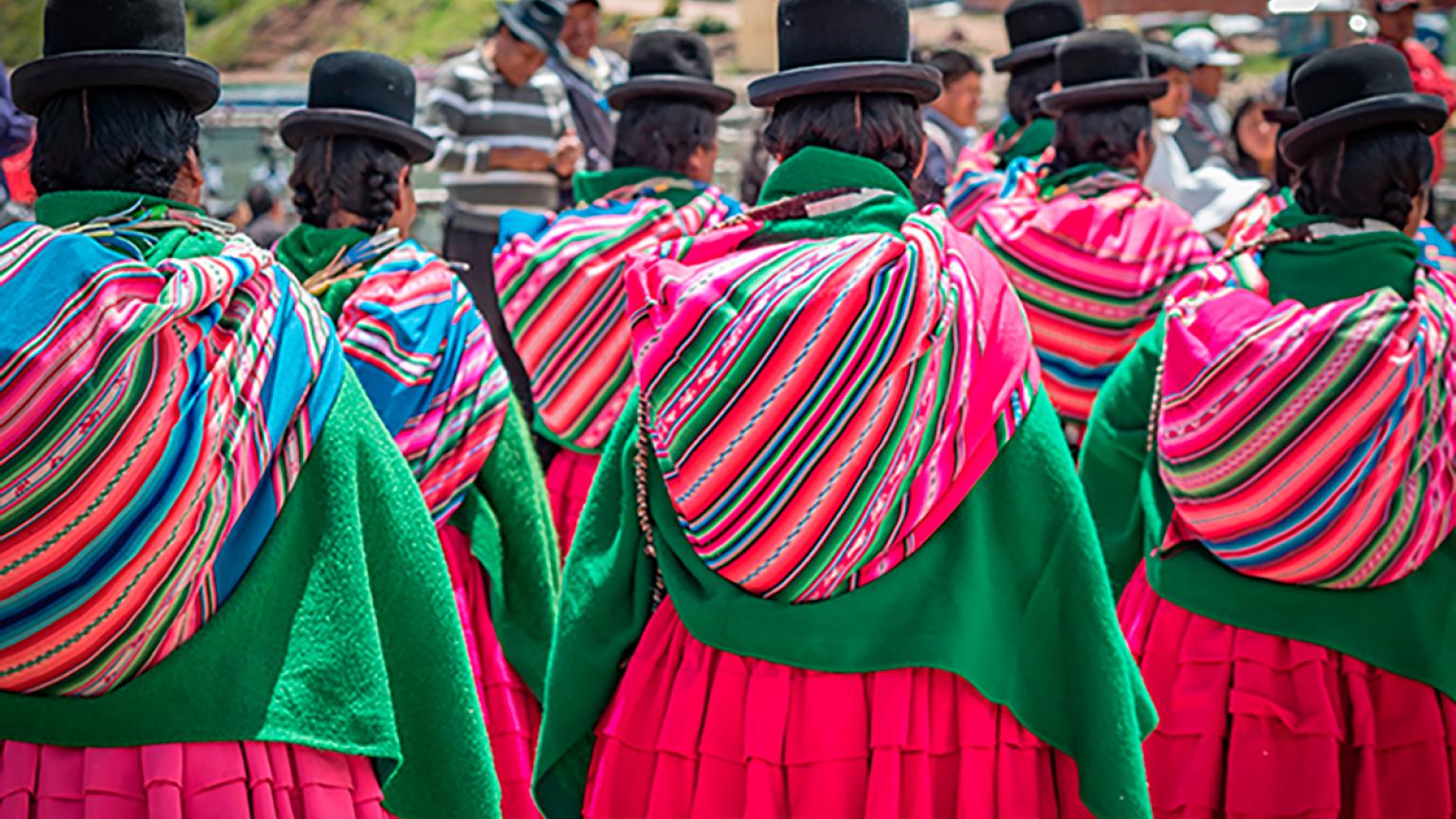 Cholitas vistiendo vestidos tradicionales 
