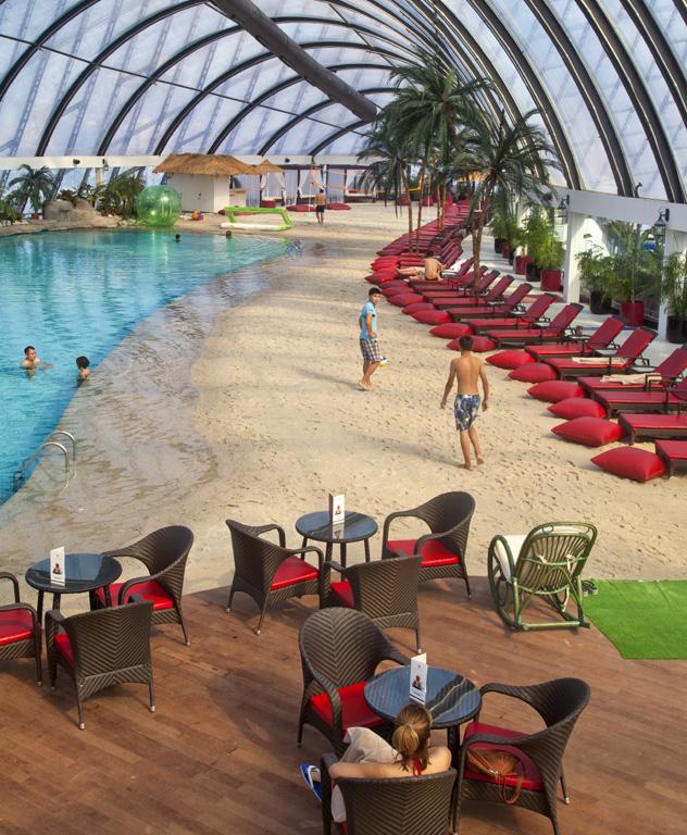La playa cubierta del Khan Shatyr, diseñado por Norman Foster © Jane Sweeney / Getty Images