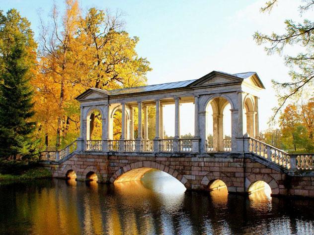Los colores del otoño pintan el Parque Catalina en Pushkin, San Petersburgo, Rusia © Ksenia Elzes / Lonely Planet