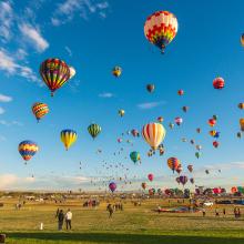 Ascenso masivo y colorido de globos aerostáticos en el festival Albuquerque Balloon Fiesta