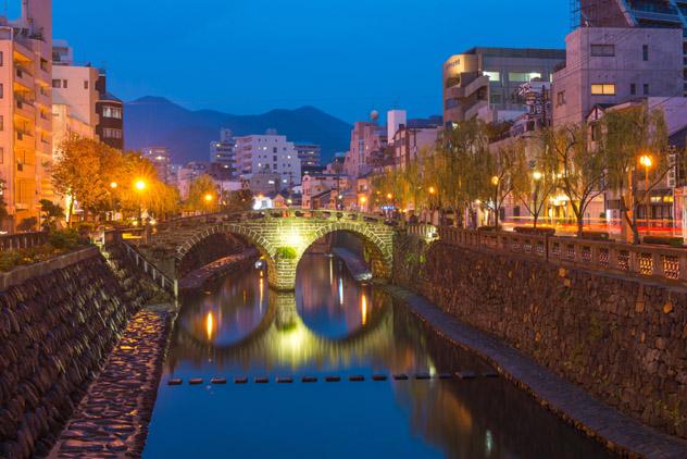 El puente Meganebashi o de los anteojos, sobre el río Nakashima, fue construido en Nagasaki en 1634, Japón © Tanatat pongphibool / Getty Images