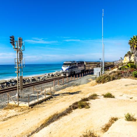 Tren de Amtrak por la costa, California, Estados Unidos