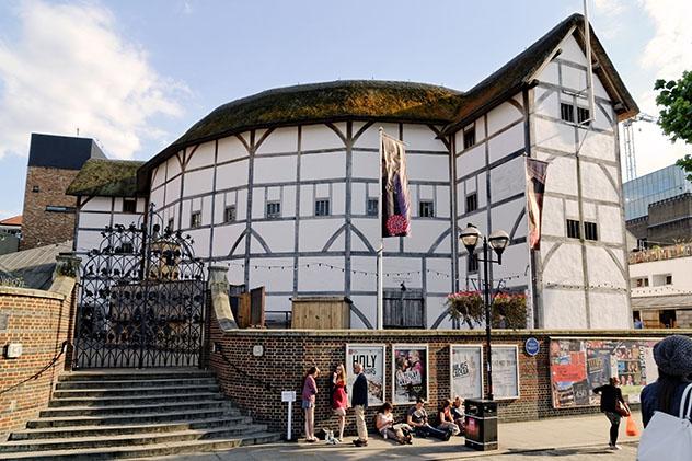 Ver una de las obras de Shakespeare casi en el mismo lugar donde se representaban originalmente, Londres, Inglaterra © Pres Panayotov / Shutterstock