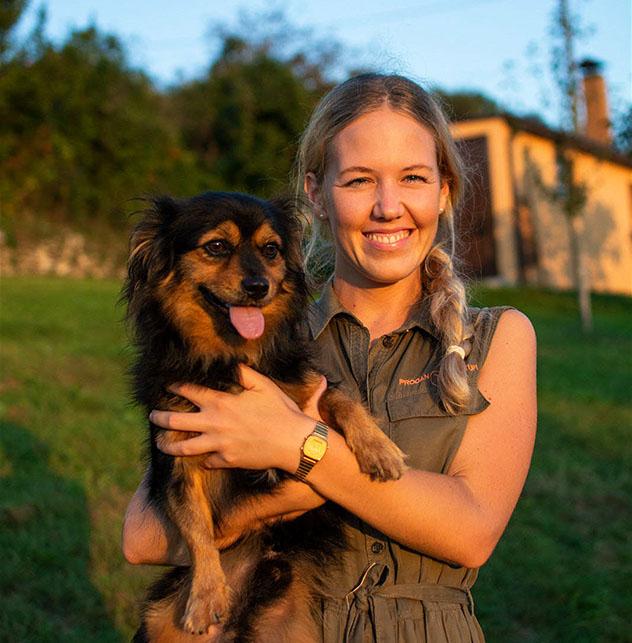 Višnja Prodan mantiene una estrecha conexión con sus perros, Istria, Croacia © William Torrillo / Prodan Tartufi