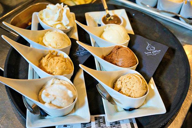 En Terre Adélice los helados se sirven en cucharas hondas de porcelana blanca, Lyon, Francia © Monica Suma / Lonely Planet