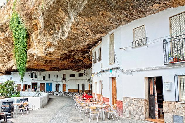 Setenil de las Bodegas, Cádiz, pueblo blanco de Andalucía, España