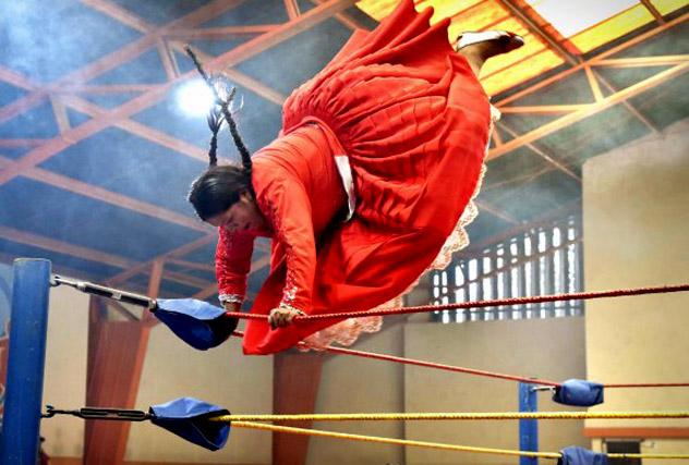Los combates de cholitas son una de las grandes atracciones en los barrios populares de Bolivia © AIZAR RALDES / AFP / www.hoy.es