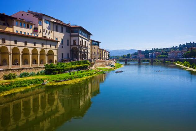 Corredor de Vasari desde el Ponte Vecchio, Florencia, Italia © Sailorr / Shutterstock