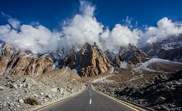 Los caminos del mundo, libro para viajar hacia el este