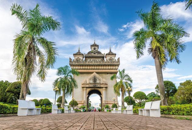 El Patuxai, réplica del Arco de Triunfo de París, honra a los laosianos caídos en las guerras prerrevolucionarias, Vientián. Wuttichok Panichiwarapun/Shutterstock ©