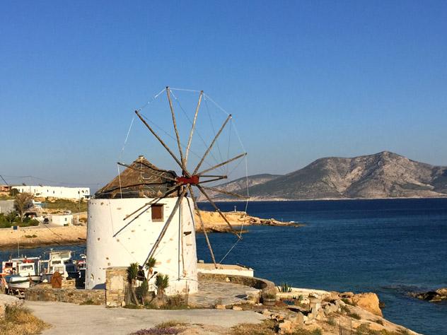 Un molino de viento tradicional en la cala de Loutro, en Koufonisia, Pequeñas Cícladas, islas griegas, Grecia © Carolyn Bain / Lonely Planet