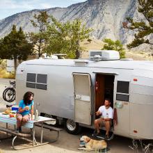 Pareja en una caravana en el Parque Nacional Yellowstone, EE UU