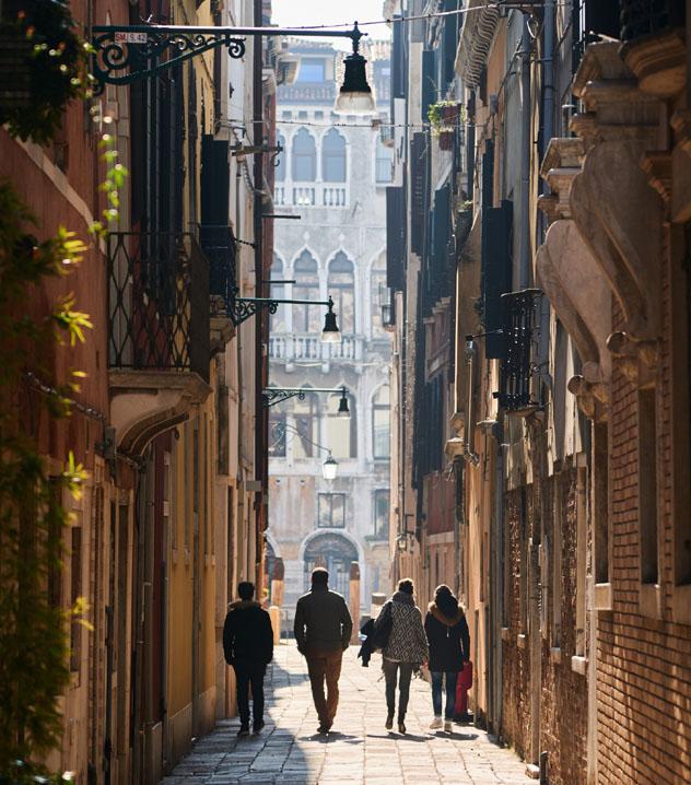 Los circuitos a pie son una excelente opción para familiarizarse con una ciudad y con otros viajeros © Park Si-Hyeon / Getty Images