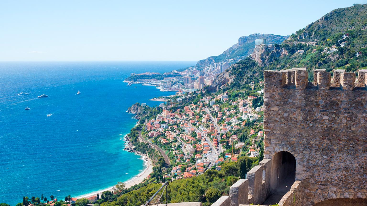 Vistas al mar y a la Costa Azul desde la fortaleza del antiguo castillo de Roquebrune-Cap-Martin, Francia, en la costa mediterránea cerca de Mónaco. Viaje por la Costa Azul.
