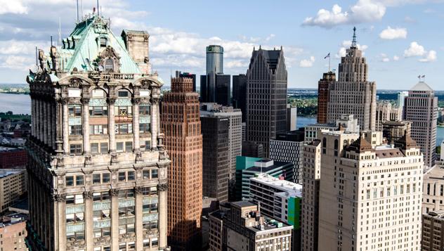 Los rascacielos de estilo art déco en el centro de Detroit, la ciudad que vuelve a latir tras años de declive © Reese Lassman / EyeEm / Getty Images