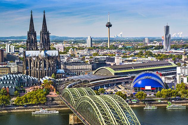 El Rin frente a la catedral de Colonia, Alemania © ESB Professional / Shutterstock