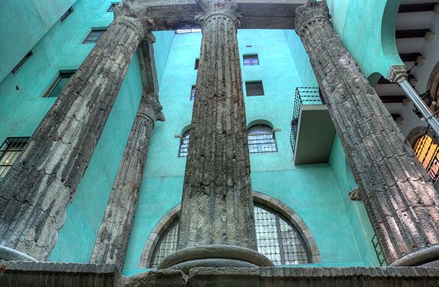 Columnas romanas del templo de Augusto, Barcelona, Cataluña, España ©  Eugene Ivanoff / Shutterstock