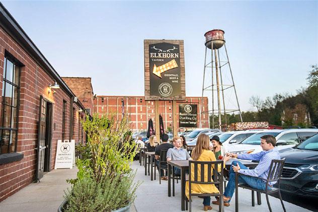 Para tomar una cerveza (o algo un poco más fuerte) se puede ir a Pepper Distillery Campus, en Lexington, Kentucky, costa este, EE UU © Vic Sizemore / VisitLEX