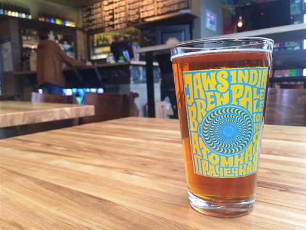 Una cerveza IPA en Jawsspot, el bar de Jaws Brewery, Moscú, Rusia © Megan Eaves / Lonely Planet
