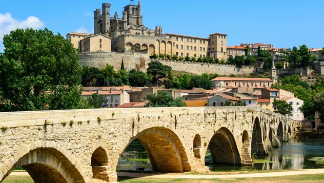 Sobre el río Orb, en Béziers, se alza la catedral fortificada de Saint-Nazaire, del s. XIII © 7Horses / Shutterstock