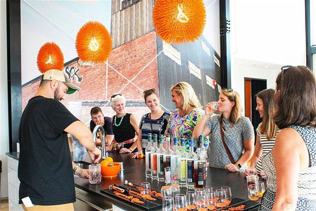 Una cata de brandy en Copper &amp; Kings, Louisville, Kentucky, costa este, EE UU © Go to Louisville