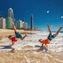 Niños jugando en la Gold Coast, Australia